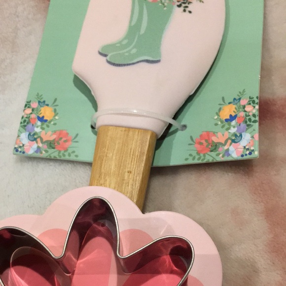 Spring Showers Floral Rainboots Spatula and Flower Cookie Cutter Set NWT - Picture 5 of 16